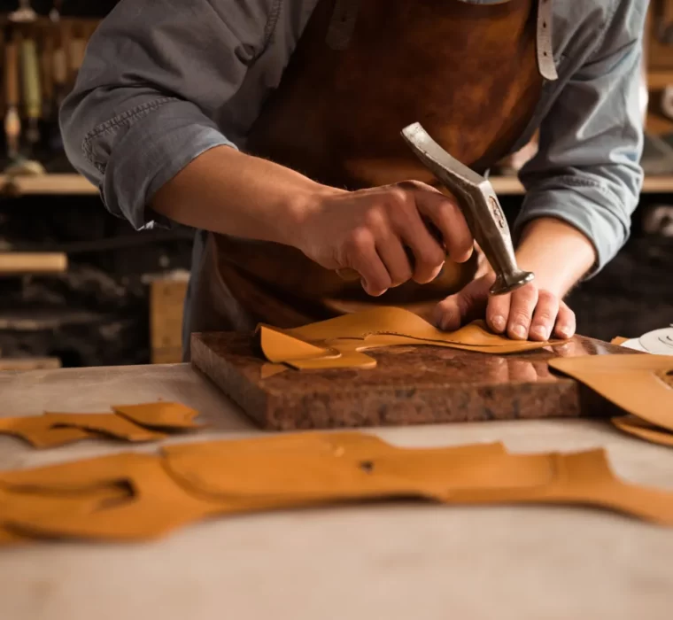 L'Essenza del Cuoio: Da Materiale Ancestrale a Protagonista del Design Moderno.