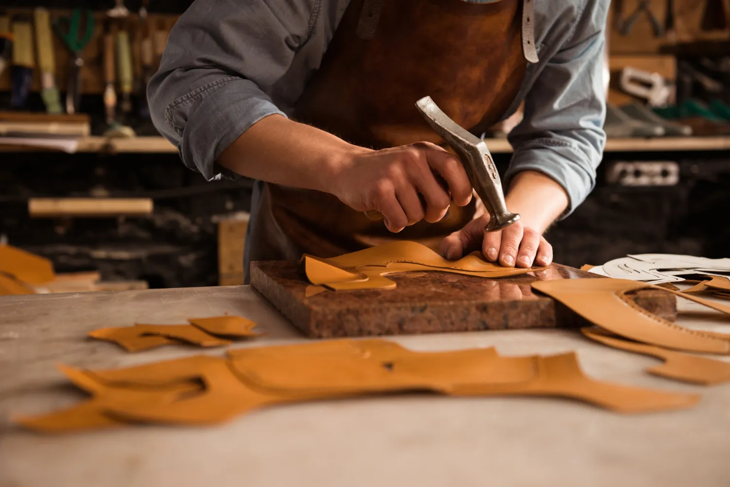 L'Essenza del Cuoio: Da Materiale Ancestrale a Protagonista del Design Moderno.